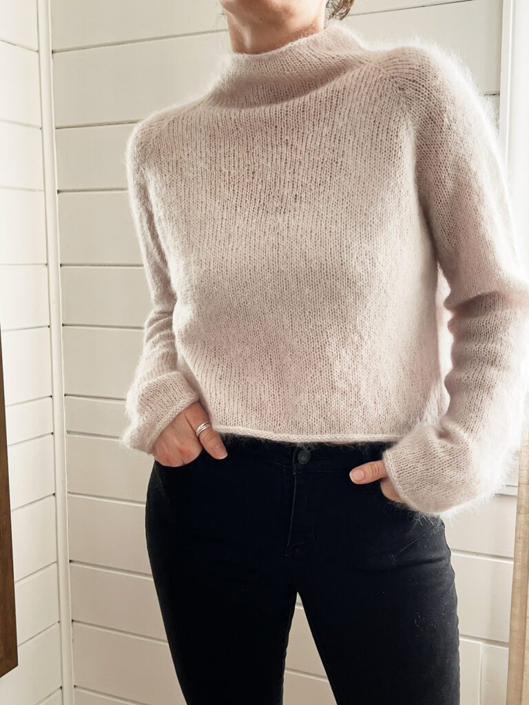 The model wears the lightweight mohair sweater Mohair Gallant. The is cut shortened.